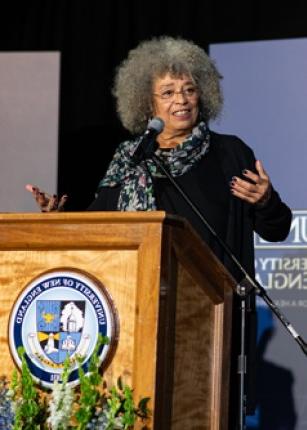 Angela Davis speaks at the 2019 Martin Luther King 讲座