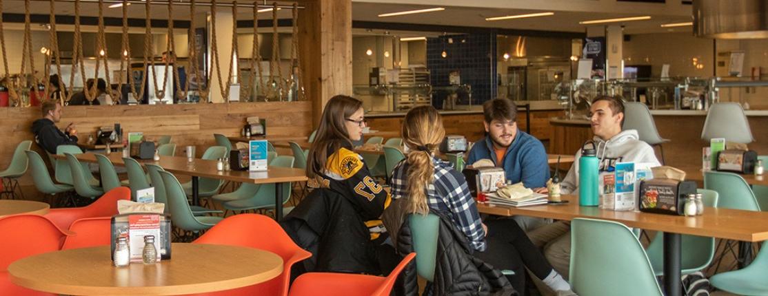 学生 eating in the Commons dining hall