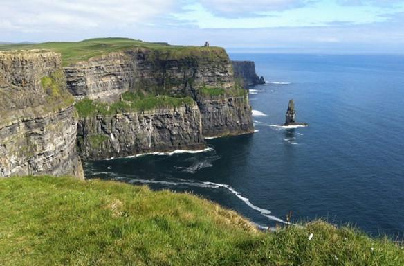 The ocean and cliffs on the coast of 爱尔兰